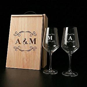 Kit de 2 copas de vino con estuche de madera personalizado modelo iniciales 1