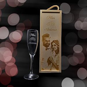 Kit de 1 Copa de cava grabada con estuche de madera personalizado - Modelo Bodas con alianzas 1