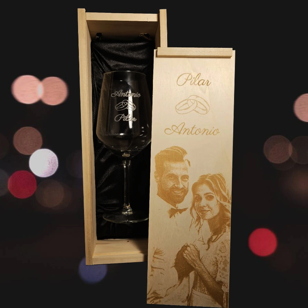 Kit de 1 Copa de vino grabada con estuche de madera personalizado - Modelo Bodas con Alianzas - Vino personalizado