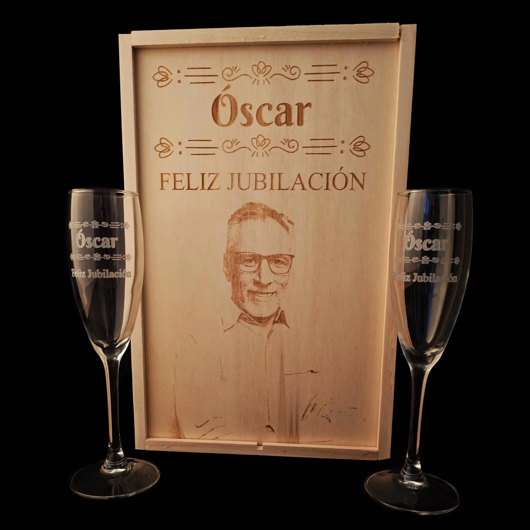 Kit de 2 Copas de cava grabadas con estuche de madera personalizado - Modelo Jubilación con cenefas - Vino personalizado