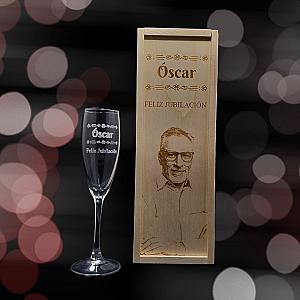 Kit de 1 Copa de cava grabada con estuche de madera personalizado - Modelo Jubilación con cenefas 1