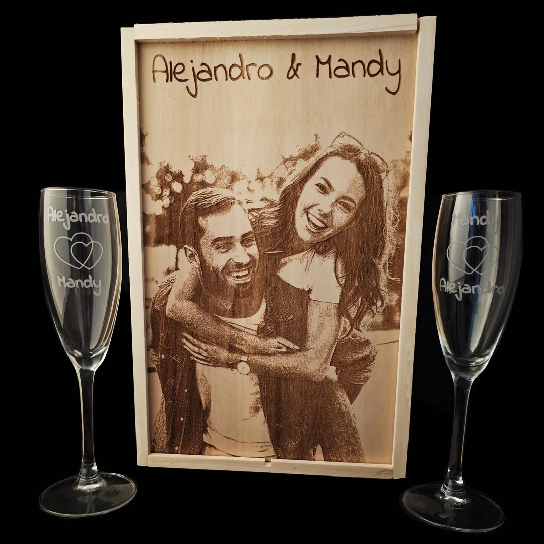 Kit de 2 Copas de cava grabadas con estuche de madera personalizado - Modelo Enamorados - Vino personalizado