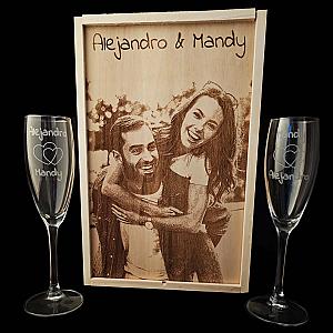 Kit de 2 Copas de cava grabadas con estuche de madera personalizado - Modelo Enamorados 1