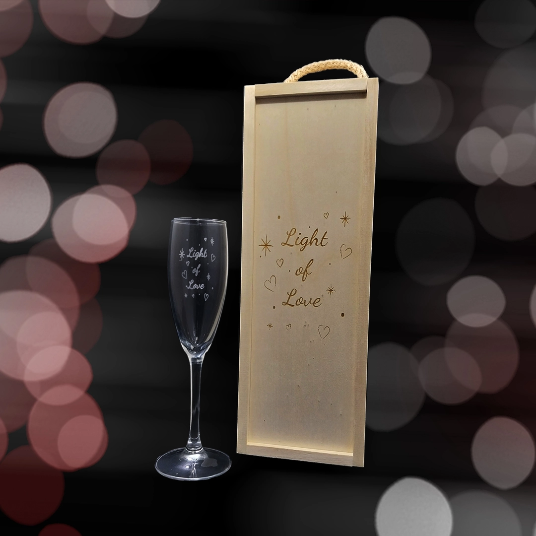 Kit de 1 Copa de cava grabada con estuche de madera personalizado - Modelo Light of Love - Vino personalizado