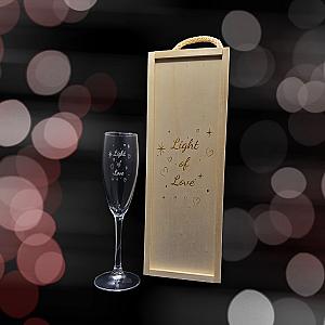 Kit de 1 Copa de cava grabada con estuche de madera personalizado - Modelo Light of Love 1