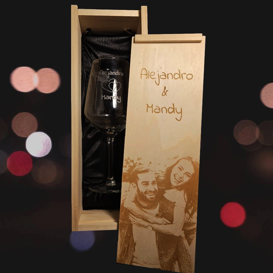 Kit de 1 Copa de vino grabada con estuche de madera personalizado - Modelo Enamorados - Vino personalizado