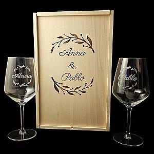 Kit de 2 copas de vino Grabadas con estuche de madera personalizado - Modelo Corona de Hojas 1