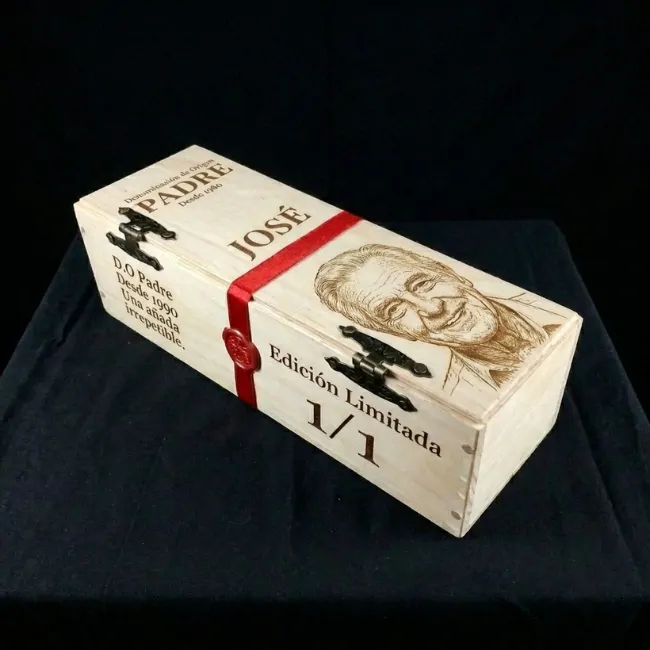Cofre DO Padre Personalizado con Vino, Cierre en Cera y Interior Acolchado - Imagen 2 - Vinos personalizados