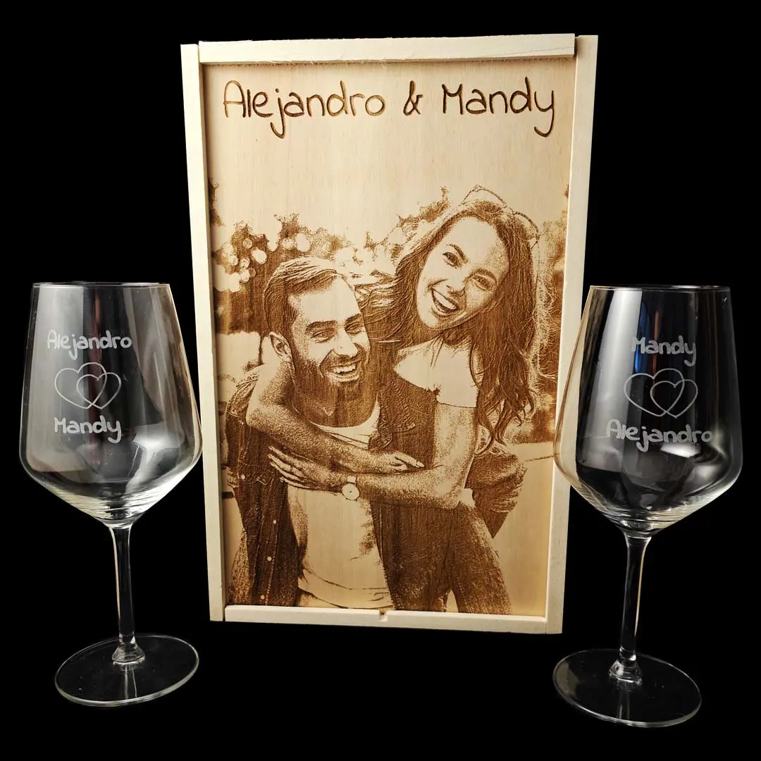 Kit de 2 copas de vino grabadas a punta de diamante con estuche de madera - Modelo enamorados - Vino personalizado