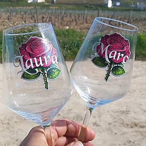 Copas de Vino Personalizadas a Color "Primera Edición" | Kit 2 Copas con Rosa 1
