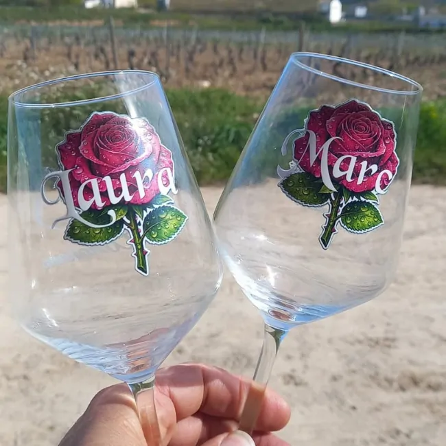 Copas de Vino Personalizadas a Color "Primera Edición" | Kit 2 Copas con Rosa. - Imagen 1 - Vinos personalizados