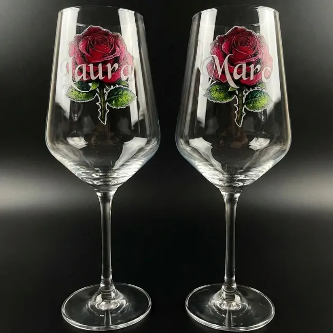 Kit Personalizado de Copas y Caja a Color "Primera Edición" | Kit 2 Copas con Rosa. - Imagen 2 - Vinos personalizados