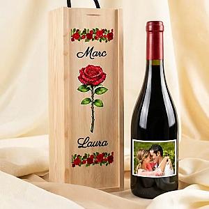 Kit de vino personalizado para parejas con nombres y rosa realista”. 1