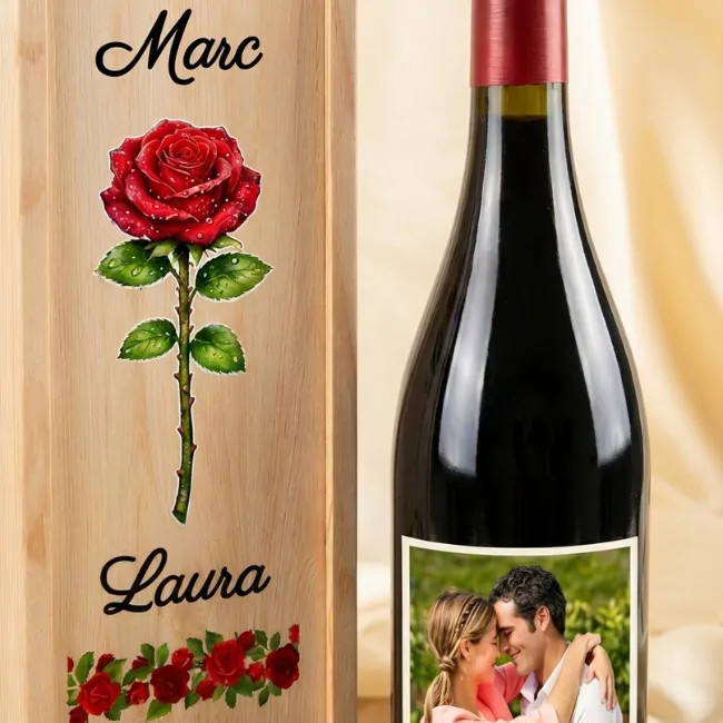 Kit de vino personalizado para parejas con nombres y rosa realista. - Imagen 2 - Vinos personalizados