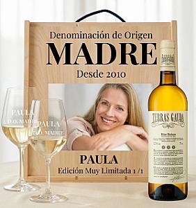 Kit DO Madre – Caja, Vino Terras Gauda, Albariño D.O. Rías Baixas y 2 Copas Grabadas 1