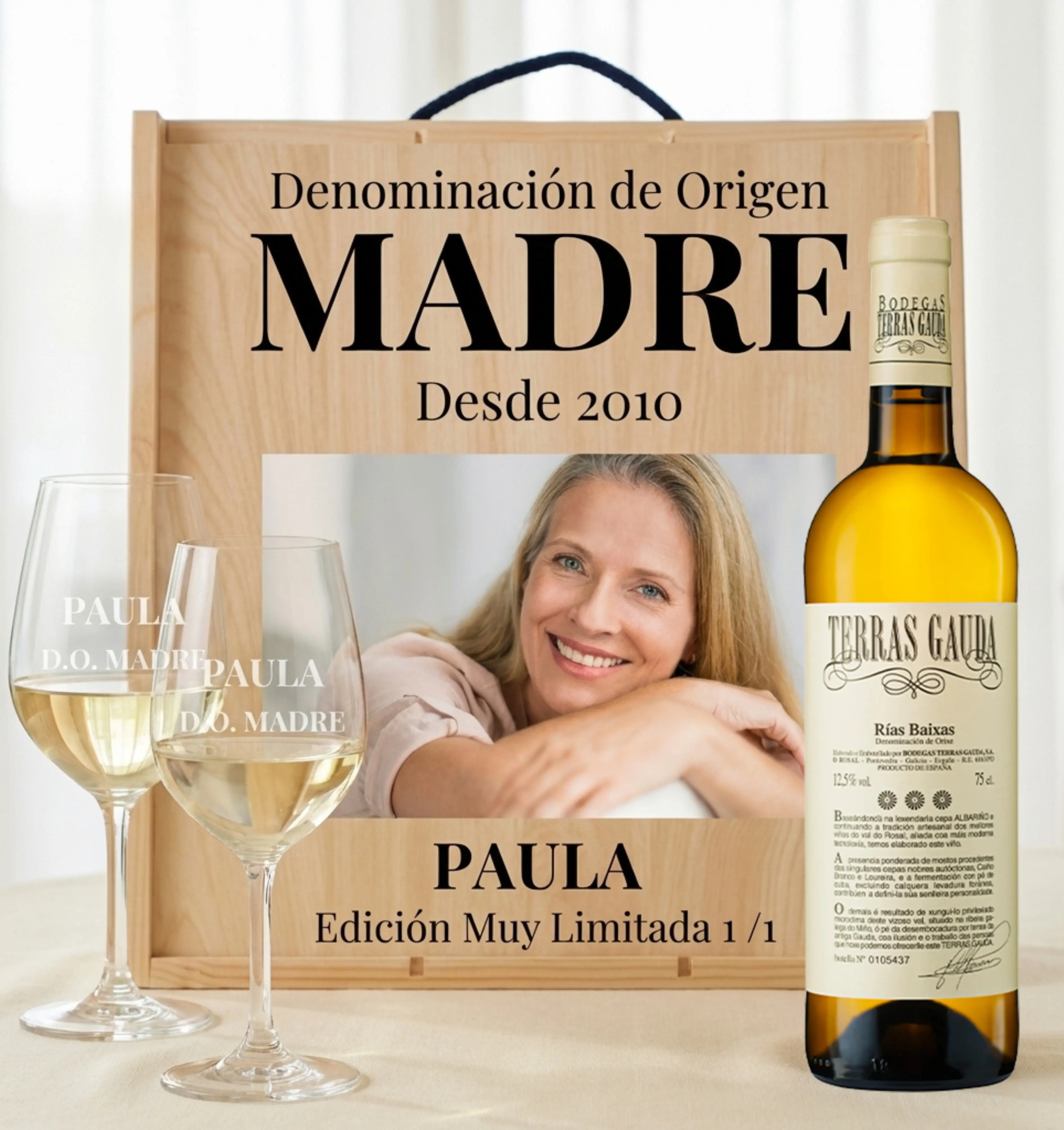 Kit DO Madre – Caja, Vino Terras Gauda, Albariño D.O. Rías Baixas y 2 Copas Grabadas - Imagen 1 - Vinos personalizados