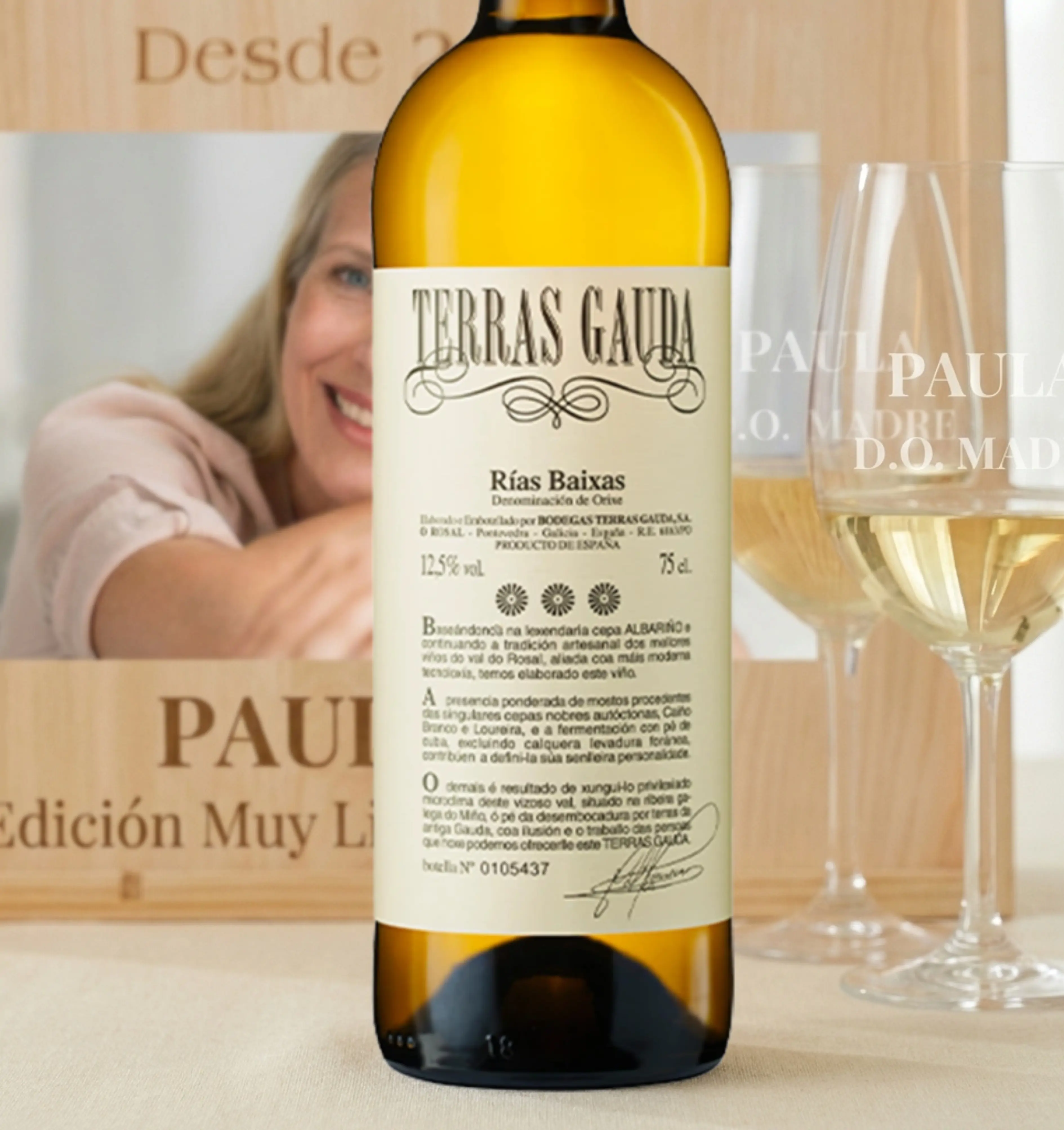 Kit DO Madre – Caja, Vino Terras Gauda, Albariño D.O. Rías Baixas y 2 Copas Grabadas - Imagen 2 - Vinos personalizados