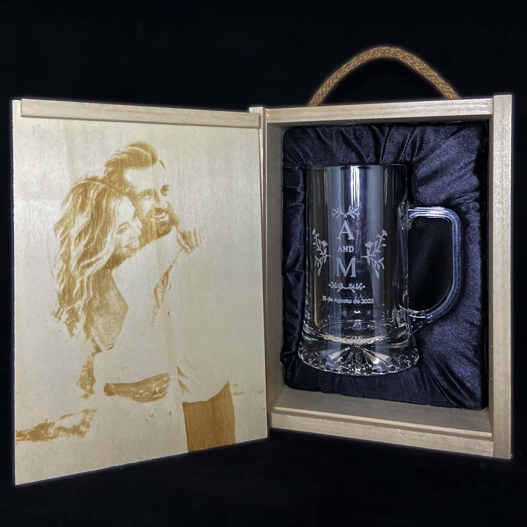 Kit de jarra de cerveza grabada con estuche de madera personalizado - Modelo Bodas - Vino personalizado